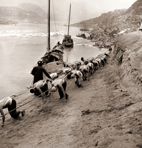 頭を垂れ地をはうようにして、揚子江を舟をひいてさかのぼる男たち [ドミトリー・ケセル, 1946年, 栄光の「LIFE」展 1946-1955 時代の顔を衝くより]のサムネイル画像