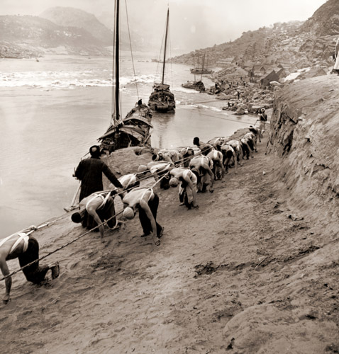 頭を垂れ地をはうようにして、揚子江を舟をひいてさかのぼる男たち [ドミトリー・ケセル, 1946年, 栄光の「LIFE」展 1946-1955 時代の顔を衝くより] パブリックドメイン画像 