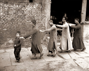 小さな男の子の先導で衡陽の町の通りを歩く目の不自由な人たち この頃中国は飢餓のさなかであった [ジョージ・シルク, 1946年, 栄光の「LIFE」展 1946-1955 時代の顔を衝くより]のサムネイル画像