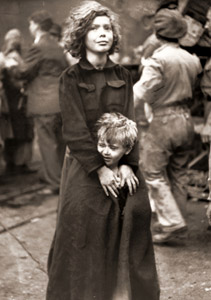 両親と離ればなれになり、不法入国者としてパレスティナから退去させられるユダヤ人の少女とその弟 [コーネリアス・ライアン, 1946年, 栄光の「LIFE」展 1946-1955 時代の顔を衝くより]のサムネイル画像
