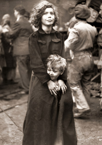 両親と離ればなれになり、不法入国者としてパレスティナから退去させられるユダヤ人の少女とその弟 [コーネリアス・ライアン, 1946年, 栄光の「LIFE」展 1946-1955 時代の顔を衝くより] パブリックドメイン画像 