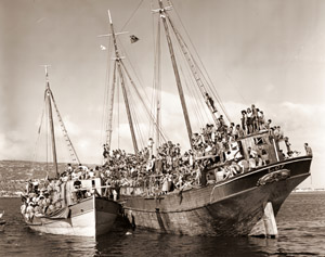 英国側に阻止されてハイファ港で立往生するユダヤ人難民 このあとキプロスの収容所に送られた [デビッド・ダグラス・ダンカン, 1946年, 栄光の「LIFE」展 1946-1955 時代の顔を衝くより]のサムネイル画像