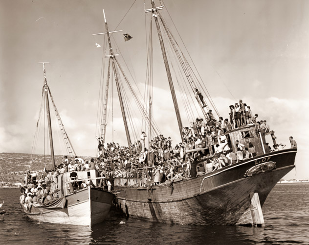 英国側に阻止されてハイファ港で立往生するユダヤ人難民 このあとキプロスの収容所に送られた [デビッド・ダグラス・ダンカン, 1946年, 栄光の「LIFE」展 1946-1955 時代の顔を衝くより] パブリックドメイン画像 