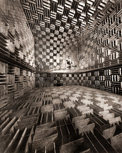 外部の音を99％まで消すように設計された音響実験室で実験を行なうベル・テレフォン社の技師 [Eric Schaal, 1947年, 栄光の「LIFE」展 1946-1955 時代の顔を衝くより]のサムネイル画像