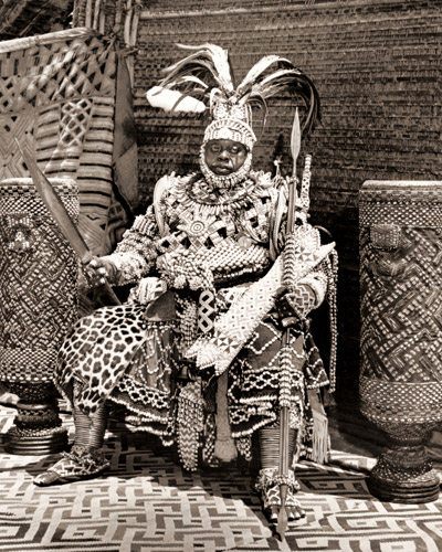 ベルギー領コンゴ、カサエ地方のバクバ族の王の即位式 [エリオット・エリソフォン, 1947年, 栄光の「LIFE」展 1946-1955 時代の顔を衝くより] パブリックドメイン画像 