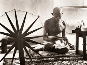 インドの独立闘争のシンボル紡ぎ車のかたわらでのマハトマ・ガンディー [マーガレット・バーク＝ホワイト, 1946年, 栄光の「LIFE」展 1946-1955 時代の顔を衝くより]のサムネイル画像