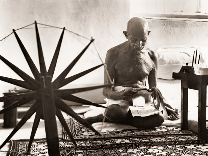 インドの独立闘争のシンボル紡ぎ車のかたわらでのマハトマ・ガンディー [マーガレット・バーク＝ホワイト, 1946年, 栄光の「LIFE」展 1946-1955 時代の顔を衝くより] パブリックドメイン画像 