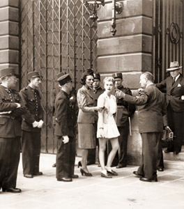 キュロットスカートをはいているので、パリのリッツホテルから締め出されるバーバラ・ハットン [Angelo Maso, 1946年, 栄光の「LIFE」展 1946-1955 時代の顔を衝くより]のサムネイル画像