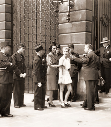 キュロットスカートをはいているので、パリのリッツホテルから締め出されるバーバラ・ハットン [Angelo Maso, 1946年, 栄光の「LIFE」展 1946-1955 時代の顔を衝くより] パブリックドメイン画像 