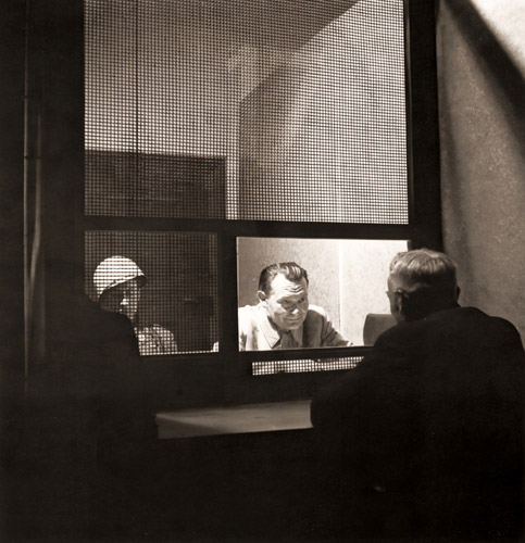 ニュールンベルク軍事裁判で米軍MPの監視のもと弁護士と話し合うヘルマン・ゲーリング [ラルフ・モース, 1946年, 栄光の「LIFE」展 1946-1955 時代の顔を衝くより] パブリックドメイン画像 
