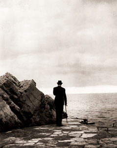 アンティーブの海岸から地中海を見つめるシャルル・ド ゴール フランス臨時大統領の地位を去り、以後12年におよぶ政界からの引退生活に入った [Nick De Morgoli, 1946年, 栄光の「LIFE」展 1946-1955 時代の顔を衝くより]のサムネイル画像