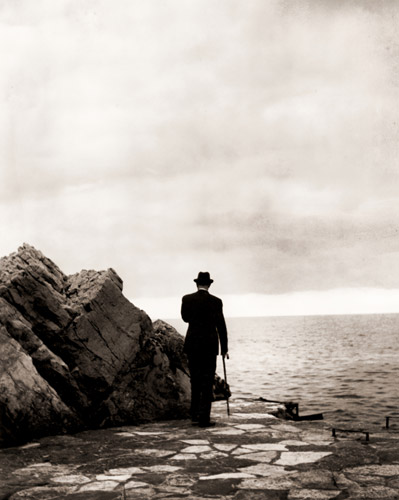 アンティーブの海岸から地中海を見つめるシャルル・ド ゴール フランス臨時大統領の地位を去り、以後12年におよぶ政界からの引退生活に入った [Nick De Morgoli, 1946年, 栄光の「LIFE」展 1946-1955 時代の顔を衝くより] パブリックドメイン画像 
