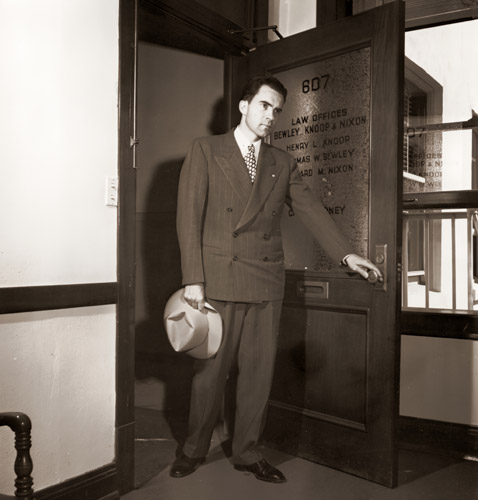 第二次大戦後、カリフォルニア州ウイチタの法律事務所にもどったリチャード・ニクソン [George Lacks, 1946年, 栄光の「LIFE」展 1946-1955 時代の顔を衝くより] パブリックドメイン画像 