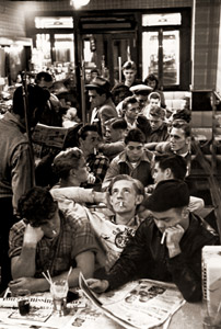 ニューヨーク、ロングアイランドのドラッグストアに集まった兵隊がえりの若者たち 週20ドル、52週間支給される失業保険が頼り [レオナルド・マコーム, 1946年, 栄光の「LIFE」展 1946-1955 時代の顔を衝くより]のサムネイル画像