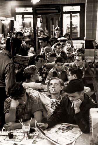 ニューヨーク、ロングアイランドのドラッグストアに集まった兵隊がえりの若者たち 週20ドル、52週間支給される失業保険が頼り [レオナルド・マコーム, 1946年, 栄光の「LIFE」展 1946-1955 時代の顔を衝くより] パブリックドメイン画像 