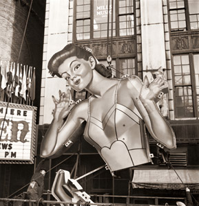 ニューヨークのビルに吊りあげられる婦人用下着の広告 [K. Chester, 1946年, 栄光の「LIFE」展 1946-1955 時代の顔を衝くより]のサムネイル画像