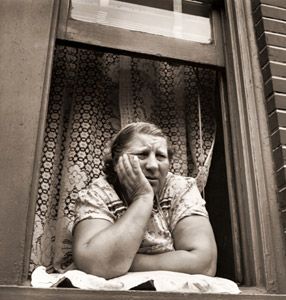 ブルックリンで家の窓から通りを眺める婦人 [エド・クラーク, 1946年, 栄光の「LIFE」展 1946-1955 時代の顔を衝くより]のサムネイル画像
