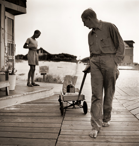ニューヨーク州ファイア・アイランドでの詩人オーデン [ジェリー・クック, 1946年, 栄光の「LIFE」展 1946-1955 時代の顔を衝くより] パブリックドメイン画像 