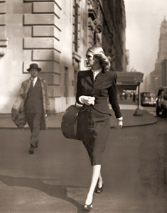 モデルのシンボルである帽子箱を持ってパーク・アヴェニューを仕事に向かうリリー・カールソン [アン・ローズナー, 1946年, 栄光の「LIFE」展 1946-1955 時代の顔を衝くより]のサムネイル画像