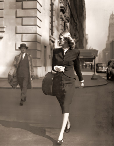 モデルのシンボルである帽子箱を持ってパーク・アヴェニューを仕事に向かうリリー・カールソン [アン・ローズナー, 1946年, 栄光の「LIFE」展 1946-1955 時代の顔を衝くより] パブリックドメイン画像 