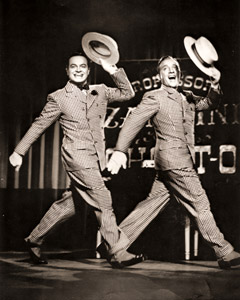 踊るボブ・ホープとビング・クロスビー 映画「ユートピアへの道」の一場面 [Jack Koffinan, 1946年, 栄光の「LIFE」展 1946-1955 時代の顔を衝くより]のサムネイル画像