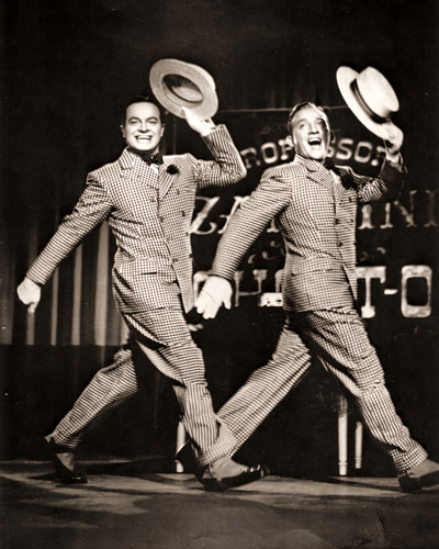 踊るボブ・ホープとビング・クロスビー 映画「ユートピアへの道」の一場面 [Jack Koffinan, 1946年, 栄光の「LIFE」展 1946-1955 時代の顔を衝くより] パブリックドメイン画像 