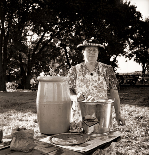 プレスビタリアン教会の夕食会で世話をやくアイオワの婦人 [ボブ・ランドリー, 1946年, 栄光の「LIFE」展 1946-1955 時代の顔を衝くより] パブリックドメイン画像 