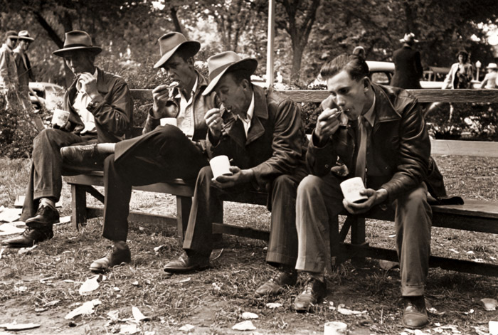 アイオワ州の博覧会でアイスクリームを食べる男たち [レオナルド・マコーム, 1946年, 栄光の「LIFE」展 1946-1955 時代の顔を衝くより] パブリックドメイン画像 