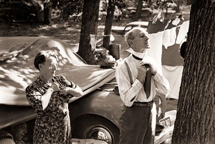 アイオワ州の野外キャンプで [レオナルド・マコーム, 1946年, 栄光の「LIFE」展 1946-1955 時代の顔を衝くより] パブリックドメイン画像 