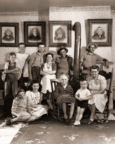 合衆国中部オザークの四世代家族 さらに先代の肖像が壁にかかっている [ニナ・リーン, 1946年, 栄光の「LIFE」展 1946-1955 時代の顔を衝くより] パブリックドメイン画像 