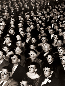 ポラロイドの特殊眼鏡をかけて映画「ブワナの悪魔」の立体場面を見る試写会の観客 [J. R. Eyerman, 1952年, 栄光の「LIFE」展 1946-1955 時代の顔を衝くより]のサムネイル画像