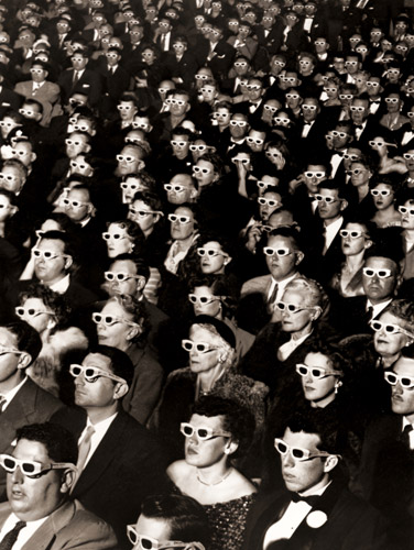 ポラロイドの特殊眼鏡をかけて映画「ブワナの悪魔」の立体場面を見る試写会の観客 [J. R. Eyerman, 1952年, 栄光の「LIFE」展 1946-1955 時代の顔を衝くより] パブリックドメイン画像 