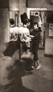 楽屋の踊り子たち 立ち話 [稲村隆正, ARS CAMERA 1955年4月号より]のサムネイル画像
