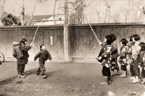 Village Children [Kiyoshi Tokita,  from ARS CAMERA May 1955] Thumbnail Images