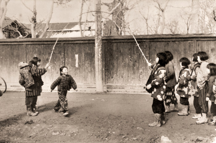 村童 [時田清, ARS CAMERA 1955年5月号より] パブリックドメイン画像 