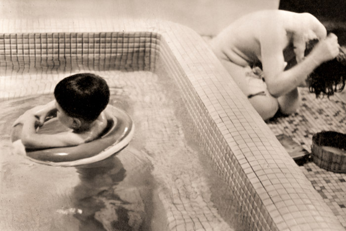 浴場にて [岩崎実義, ARS CAMERA 1955年5月号より] パブリックドメイン画像 
