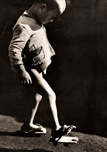 下駄を気にして歩く少年 [早崎治, ARS CAMERA 1955年5月号より]のサムネイル画像