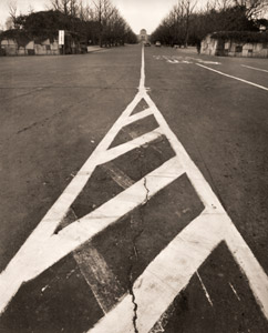 街(ひび割れた道路） [石元泰博, ARS CAMERA 1955年5月号より]のサムネイル画像