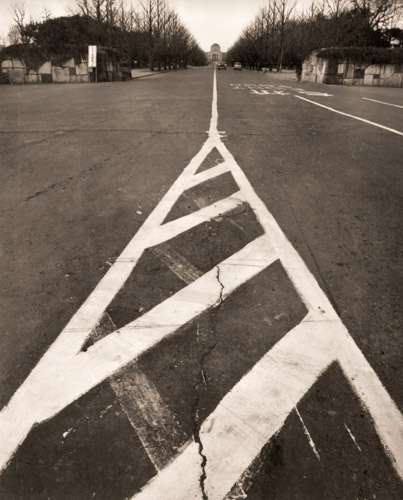 街(ひび割れた道路） [石元泰博, ARS CAMERA 1955年5月号より] パブリックドメイン画像 