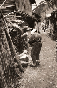 佐渡の部落(竹を打つ媼） [岩宮武二, ARS CAMERA 1955年5月号より]のサムネイル画像