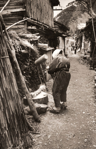 佐渡の部落(竹を打つ媼） [岩宮武二, ARS CAMERA 1955年5月号より] パブリックドメイン画像 