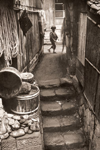 佐渡の部落(家と家の間の狭い道と子供） [岩宮武二, ARS CAMERA 1955年5月号より]のサムネイル画像