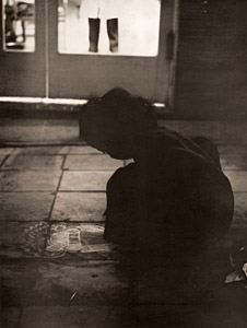 夜の路傍 [山形靖夫, ARS CAMERA 1955年5月号より]のサムネイル画像