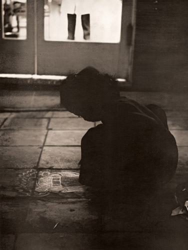 夜の路傍 [山形靖夫, ARS CAMERA 1955年5月号より] パブリックドメイン画像 