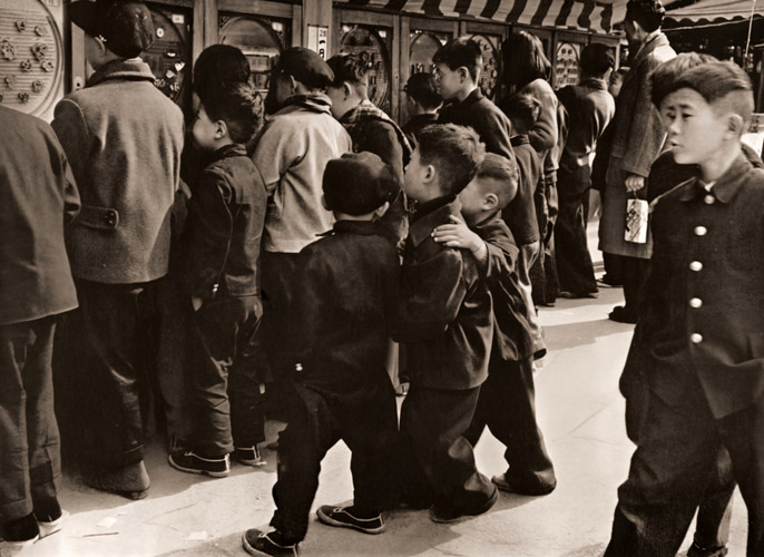 露店パチンコ屋 [松尾のぼる, ARS CAMERA 1955年5月号より] パブリックドメイン画像 