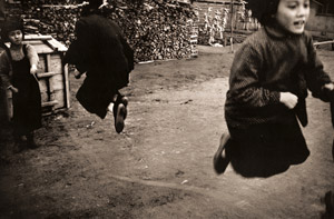 縄とび [伊藤昭一, ARS CAMERA 1955年5月号より]のサムネイル画像