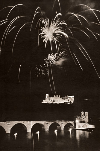 花火(ネッカー湖畔よりハイデルベルク城を望む） [E・レンナー, ARS CAMERA 1955年5月号より] パブリックドメイン画像 