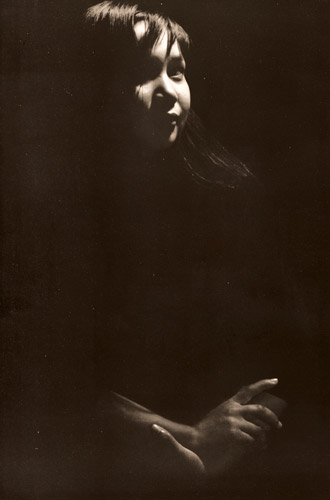 黒のムード [秋山庄太郎, ARS CAMERA 1955年5月号より] パブリックドメイン画像 