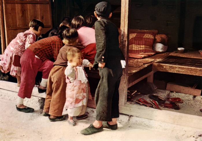 子供と老人 [飯田康雄, ARS CAMERA 1955年5月号より] パブリックドメイン画像 