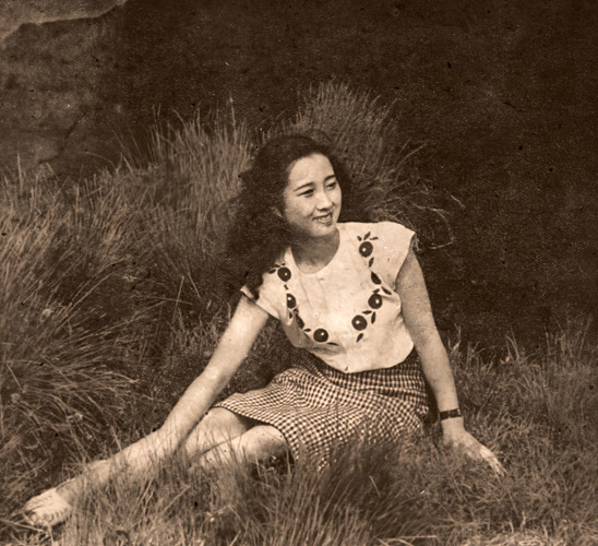 湖畔に憩ふ [小暮親平, 1948年, 光画月刊 1948年12月号より] パブリックドメイン画像 